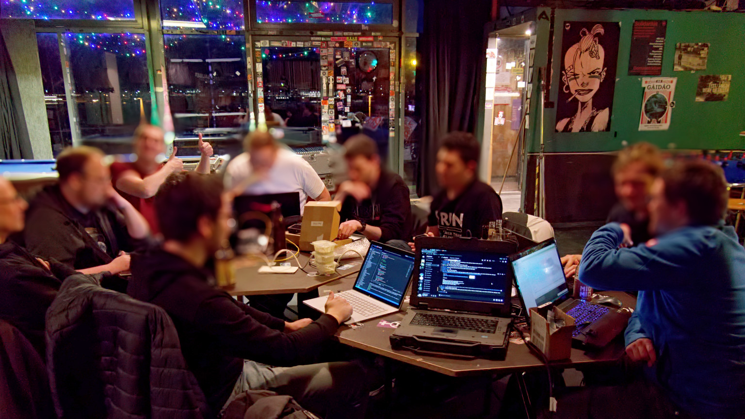 Treffen im JuZ. Hacker sitzen am Tisch mit Laptops