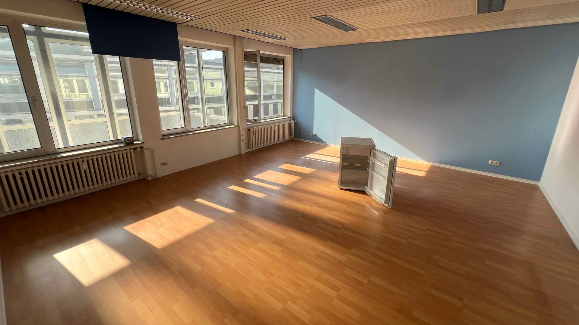 Lerrer Raum mit Kühlschrank