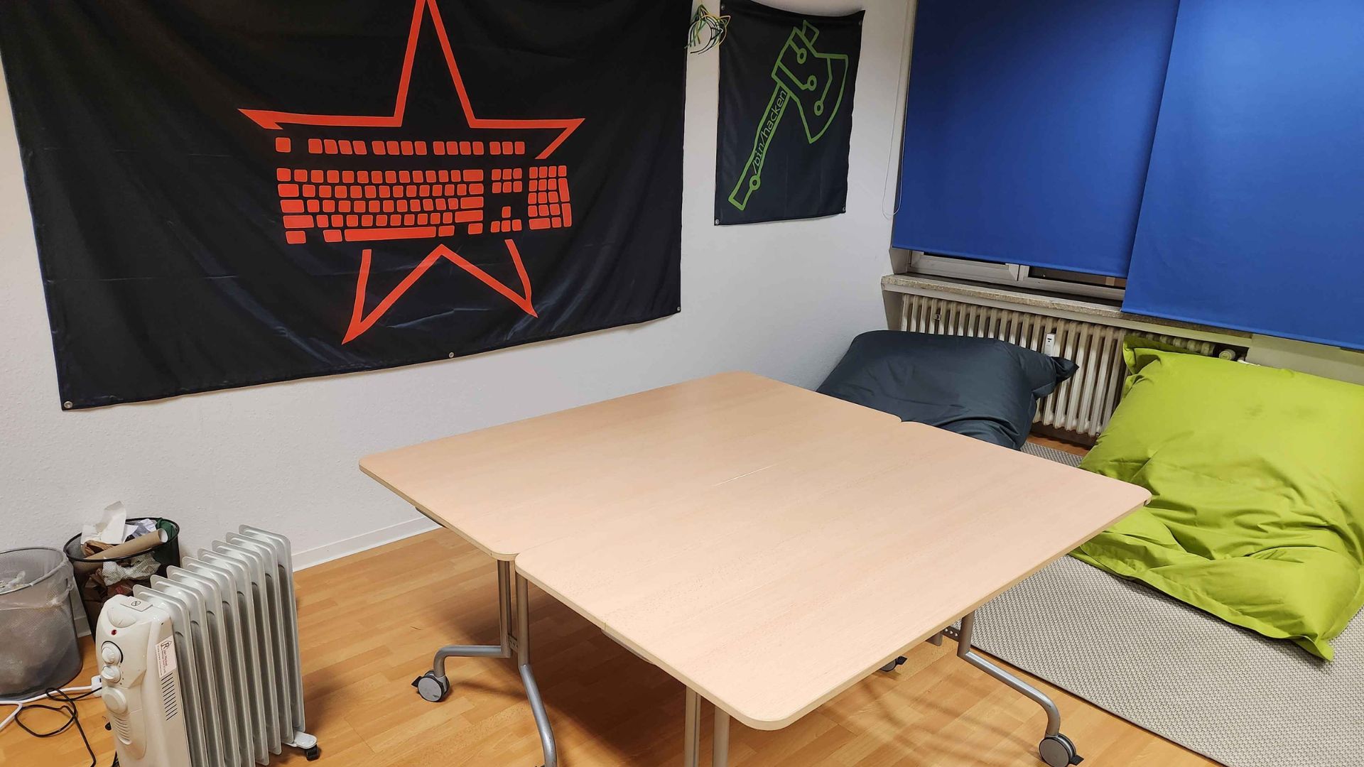 Bewegliche Tische und Sitzsäcke